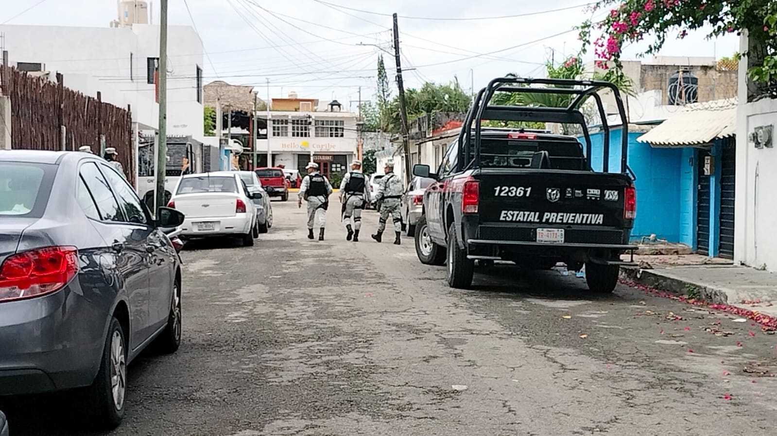 Hombres armados asaltan a un sujeto luego de salir de un banco en Cozumel