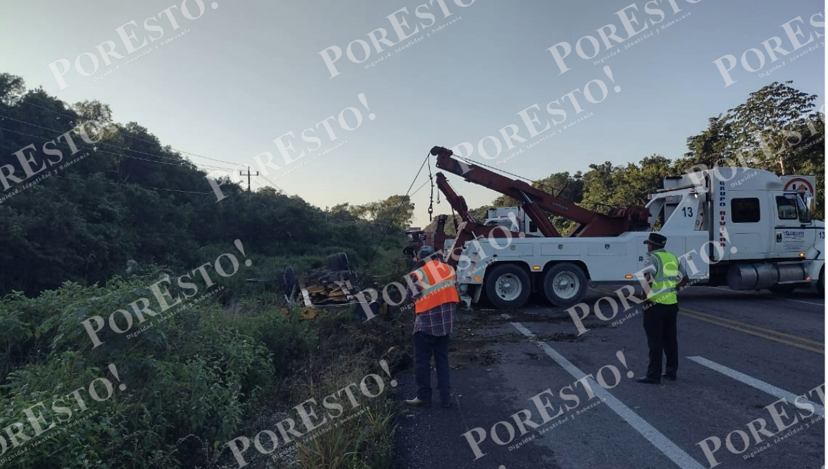 Volcadura de tráiler en Felipe Carrillo Puerto dejó pérdidas de más de 500 mp