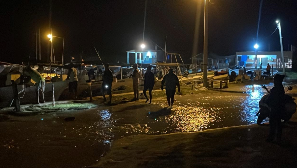 Frente Frío número 17 provoca que el mar se desborde e inunde los puertos de Yucatán