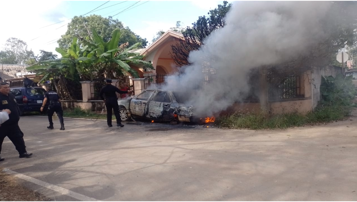Pirotecnia provoca el incendio de un automóvil en Tekax