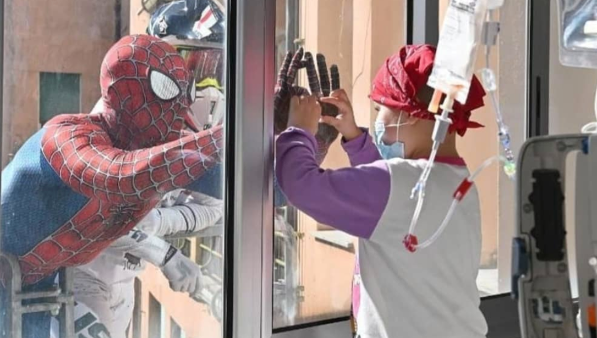 Spiderman sorprende con su visita a niños con cáncer en un hospital en España