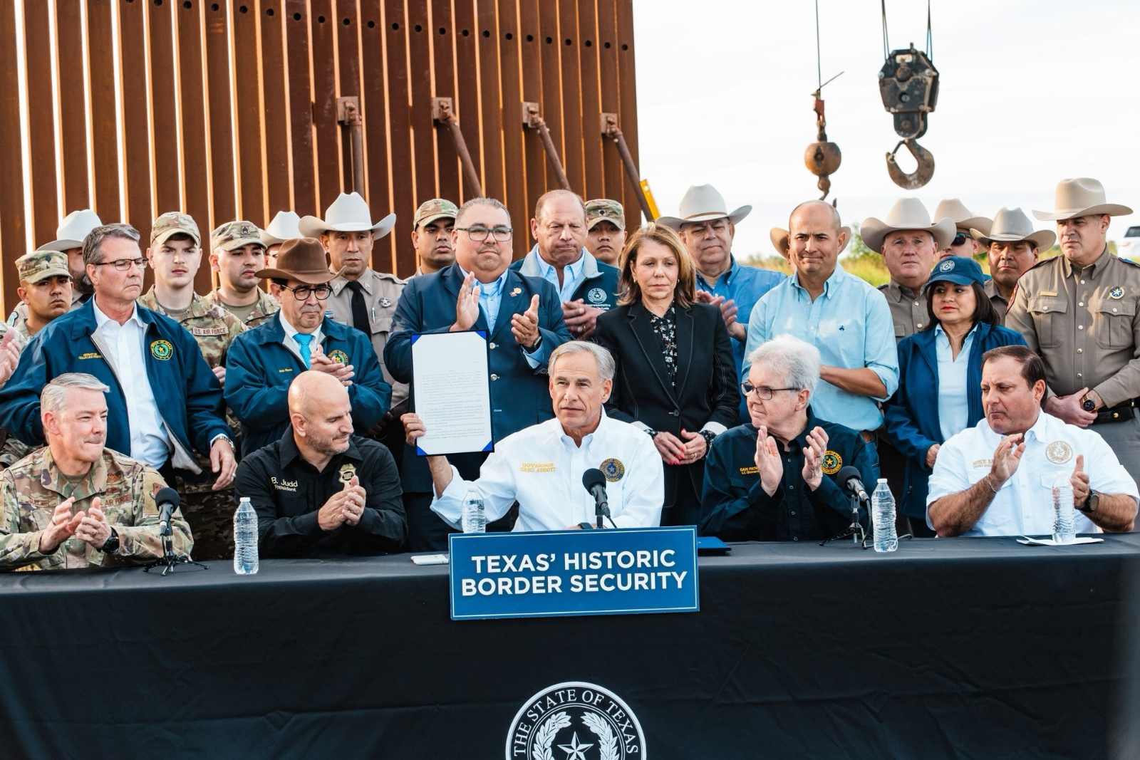 Greg Abbott, gobernador de Texas, dio un paso en contra de los migrantes en Texas