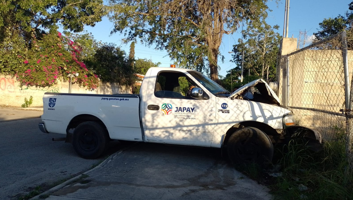 Camioneta de la Japay choca contra un muro al Sur de Mérida