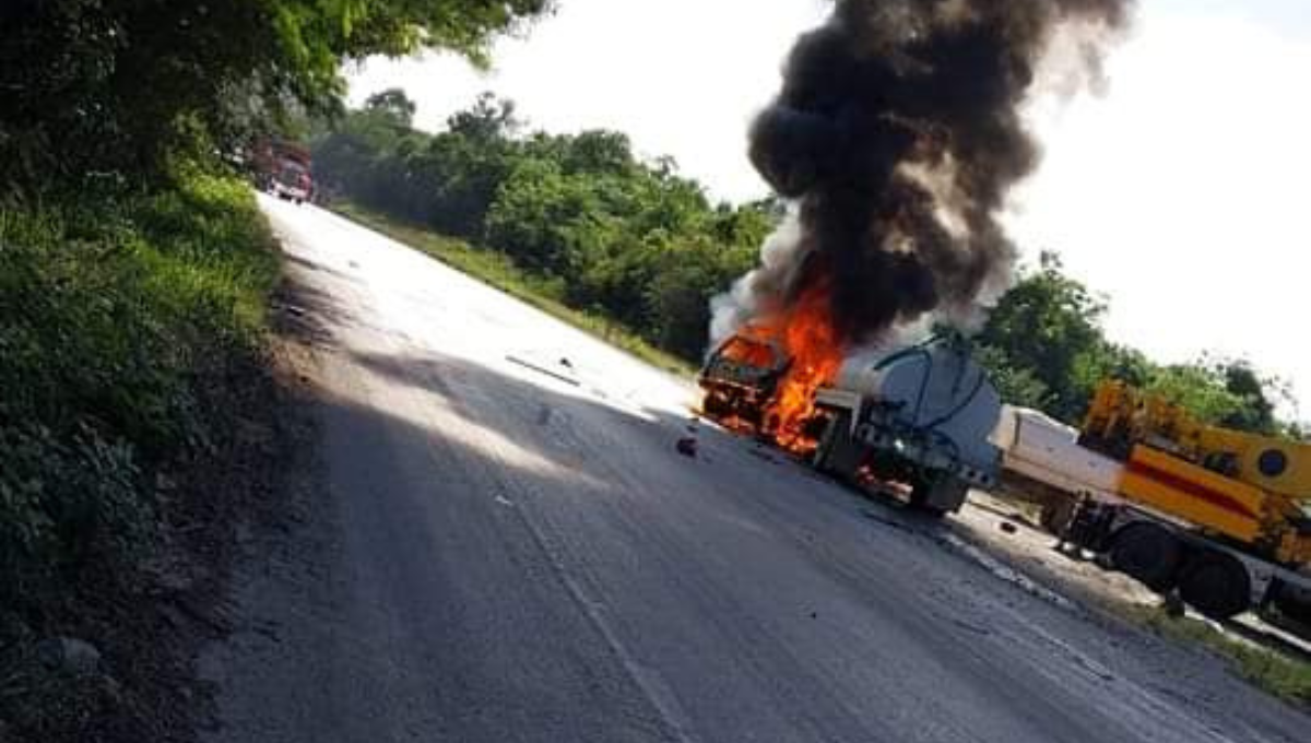 Hombre muere calcinado al chocar contra un camión en la vía Escárcega-Chetumal