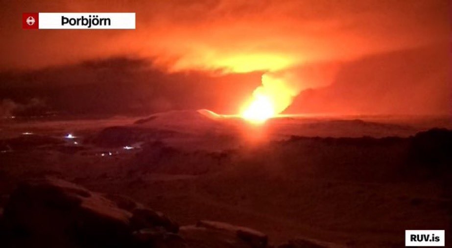 El volcán en Islandia explotó y generó una fuerte luz