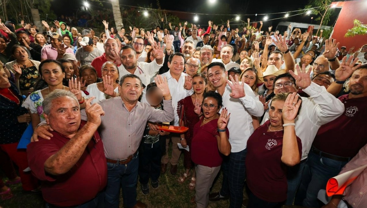 Joaquín Díaz Mena se reúne con militantes de Morena en Telchac Puerto