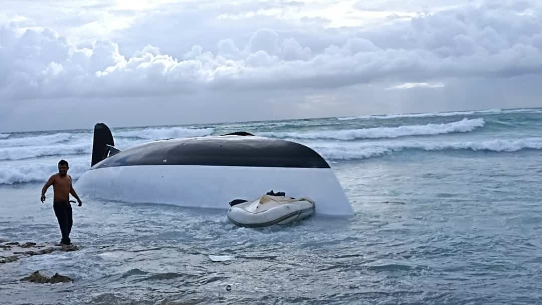 Hallan velero volcado en una Playa del Felipe Carrillo Puerto