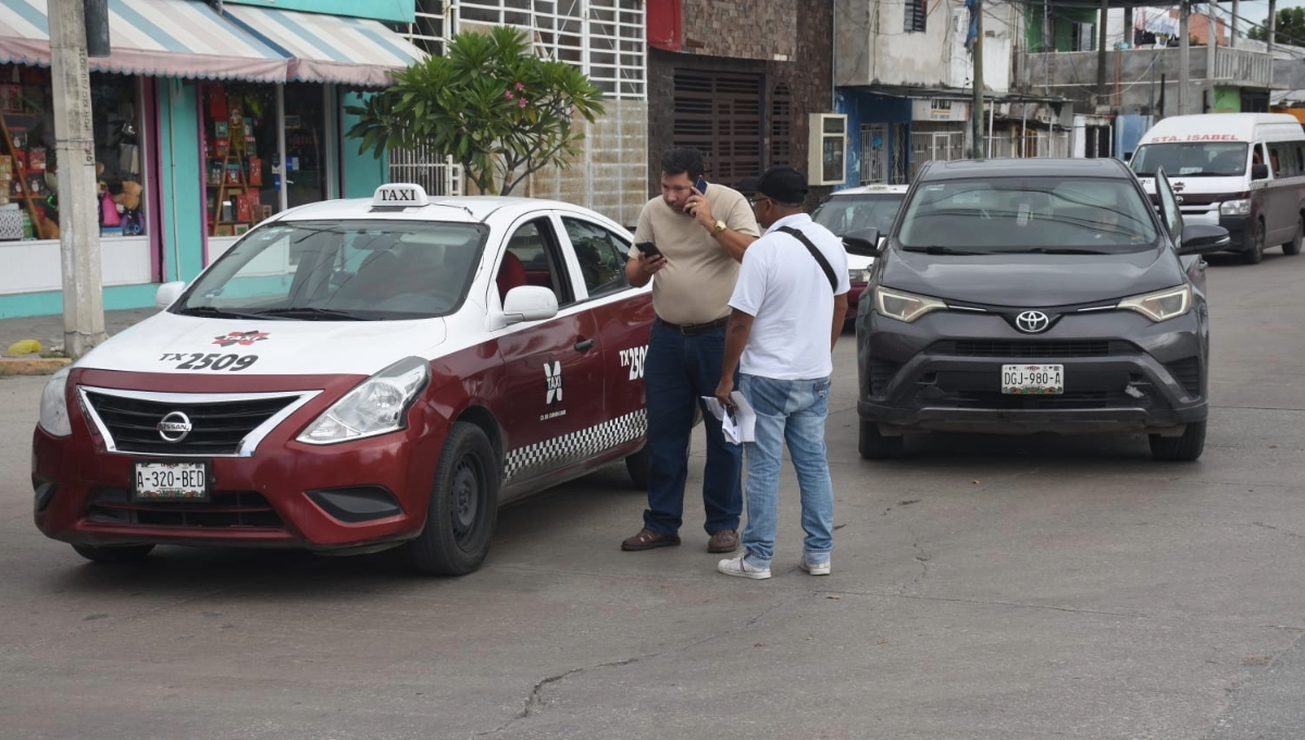 Por usar el celular, mujer choca contra un taxista en Ciudad del Carmen