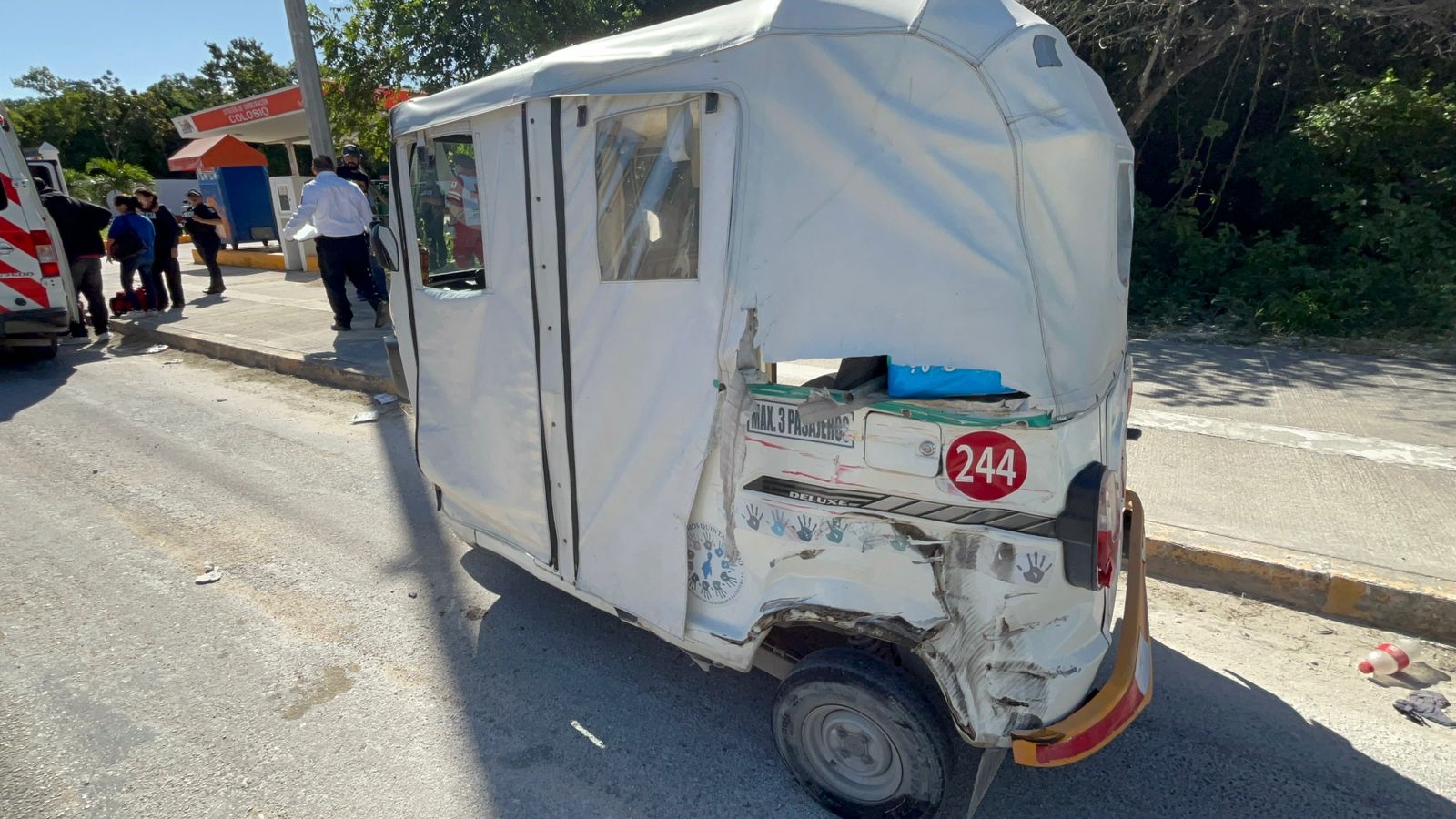 Mototaxista choca contra un tráiler en Playa del Carmen; hay cuatro heridos