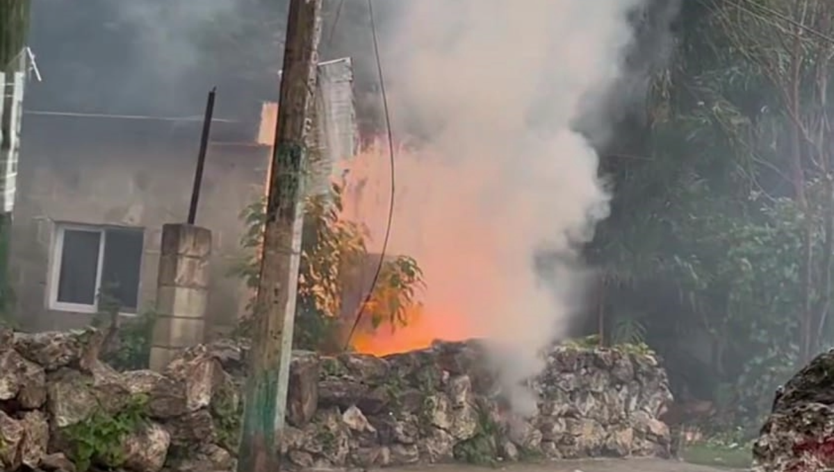 Cables de alta tensión provocan incendio en el frente de una casa en Conkal