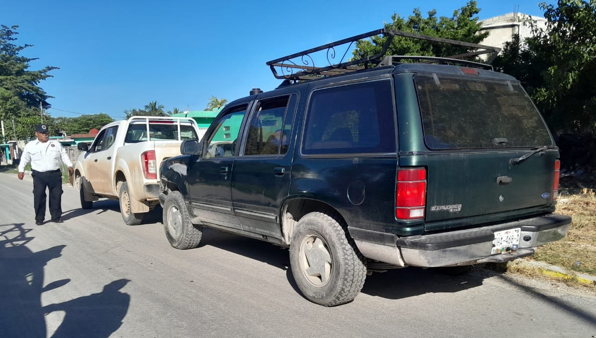 Chocan dos camionetas en Escárcega, Campeche