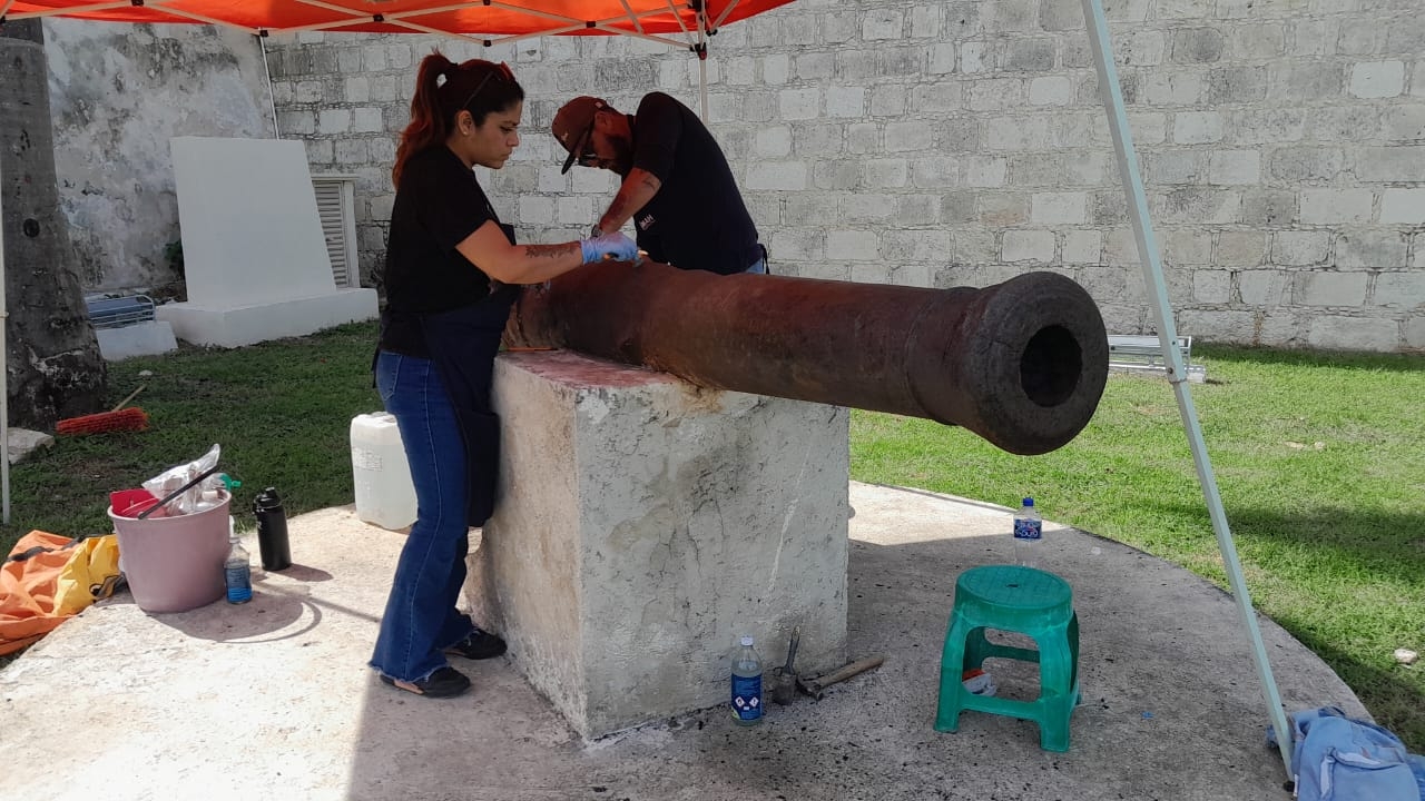 INAH continúa con la restauración de cañones en Campeche