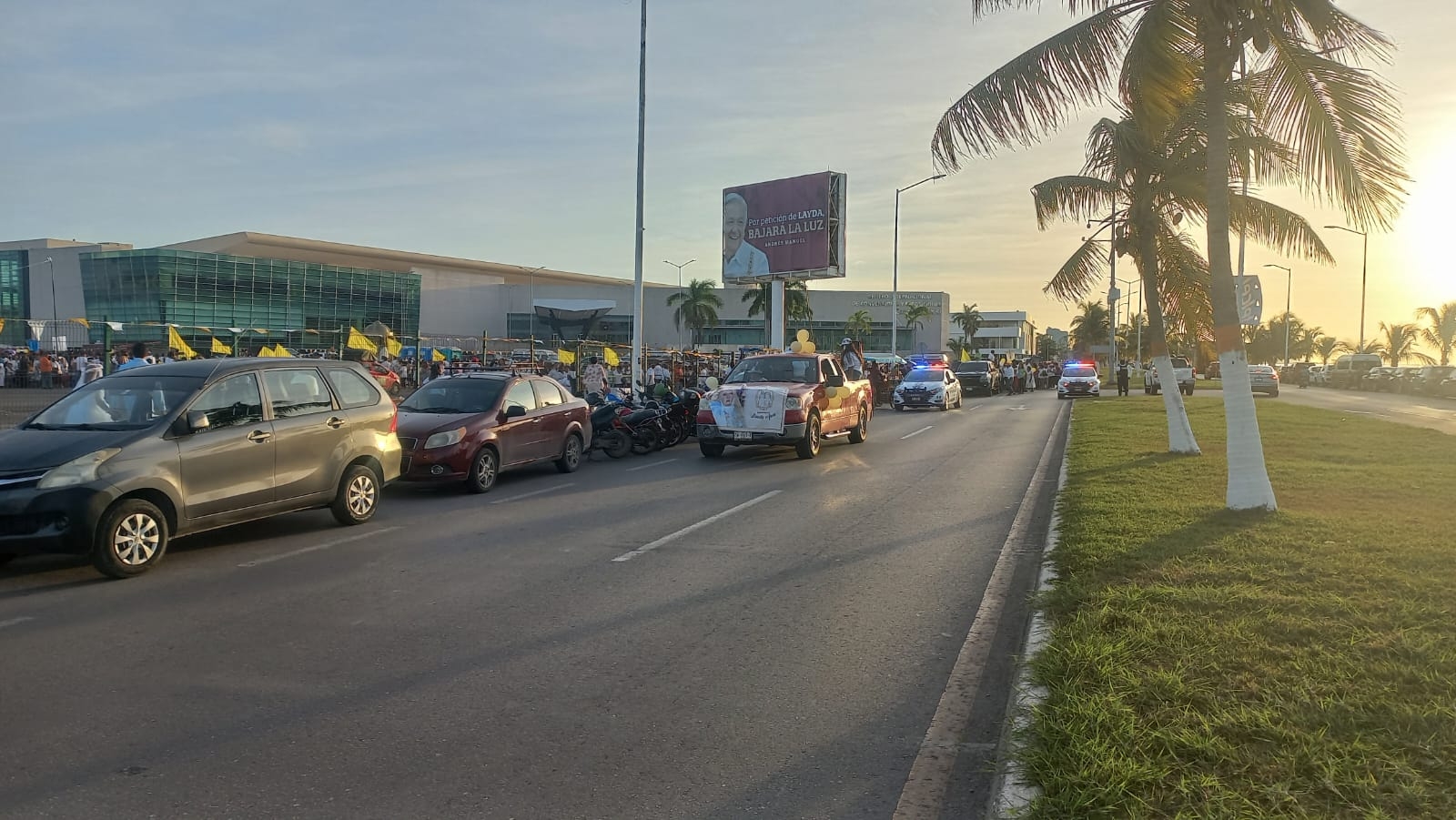 Cientos de feligreses abarrotan el malecón de Campeche: EN VIVO