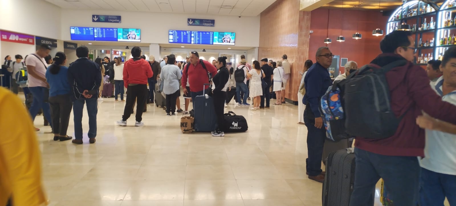 Simpatizantes de Morena esperan a Claudia Sheinbaum en el aeropuerto de Mérida: EN VIVO