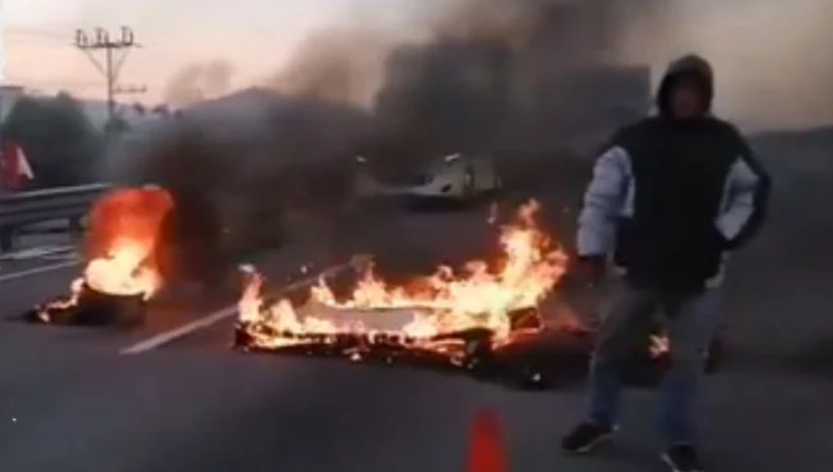 Civiles y policías se enfrentaron la tarde de este jueves en la autopista México-Puebla