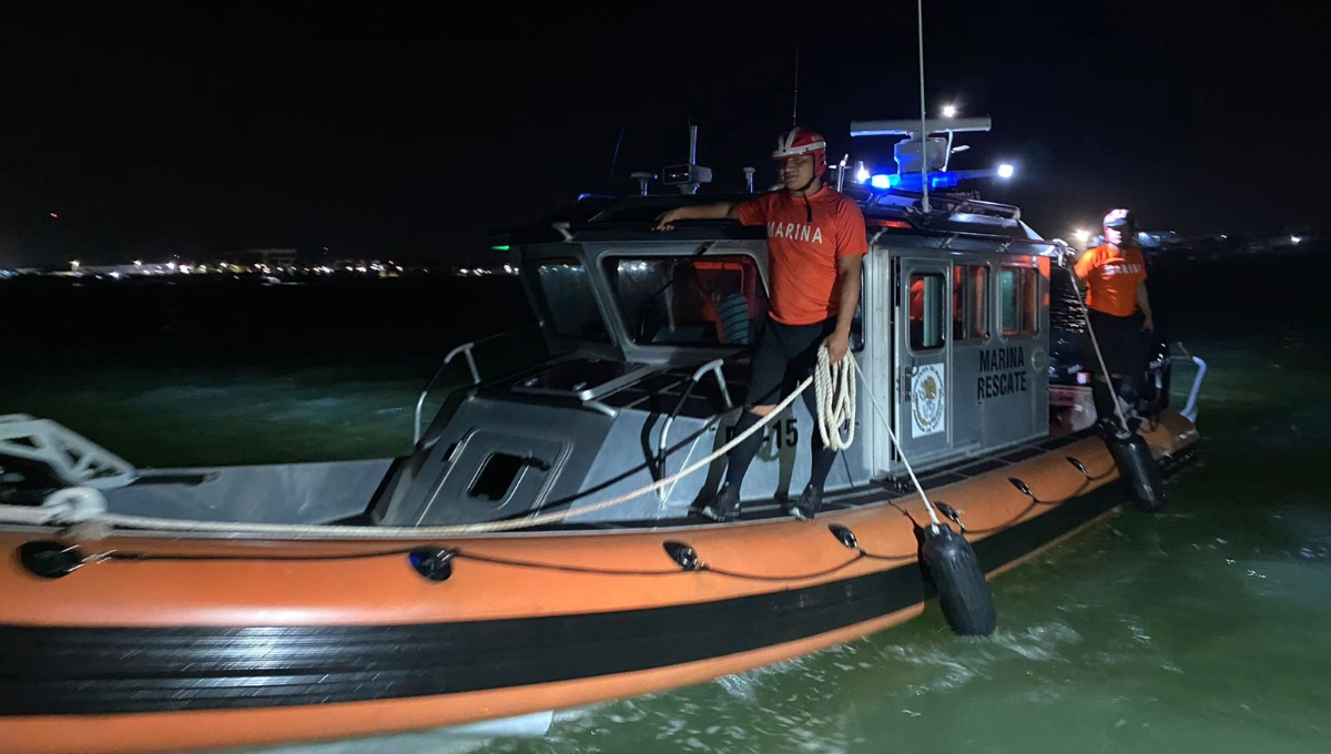 Marina rescata a tres personas a la deriva en Mahahual, Quintana Roo