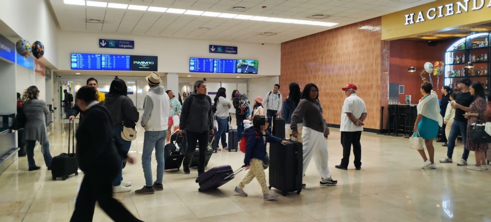 Turistas nacionales abarrotan el aeropuerto de Mérida previo a la Navidad