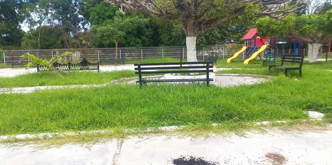 Vecinos reportan parque lleno de maleza en Escárcega, Campeche