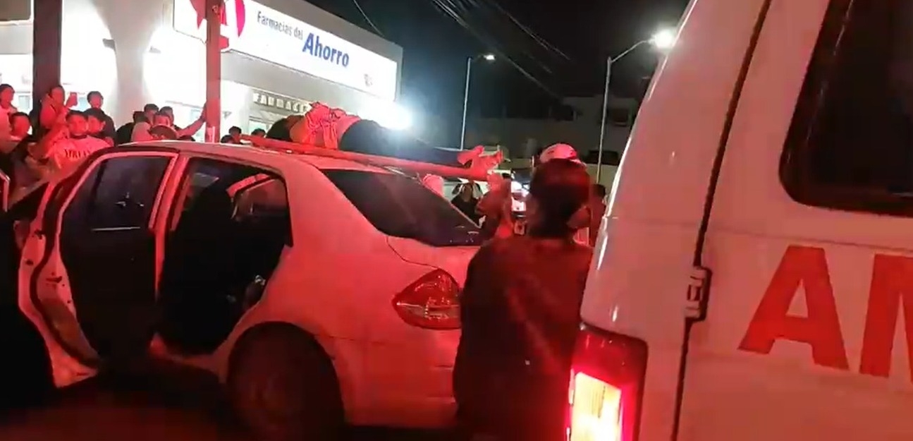 Los testigos se acercaron para apoyarlos hasta el arribo de dos ambulancias de la Cruz Roja