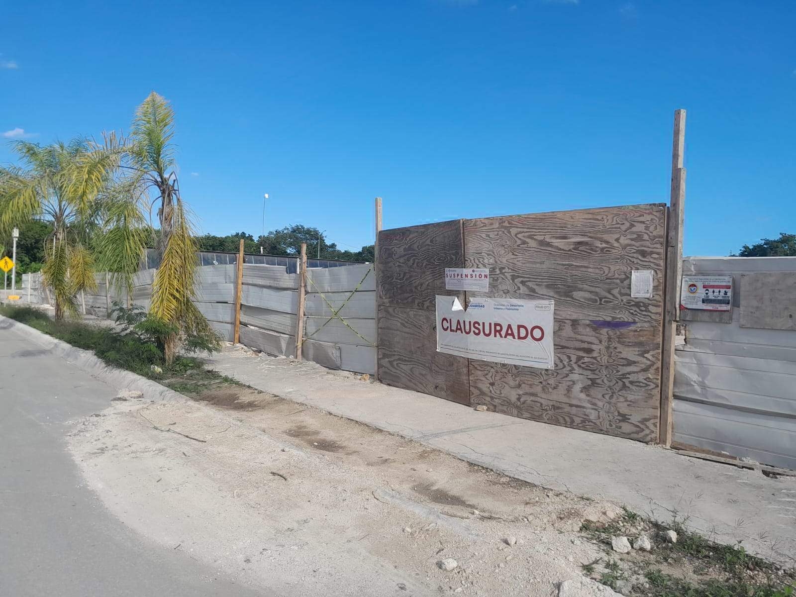 Exhiben a gasolinera de Playa del Carmen por continuar construcción pese a estar clausurada