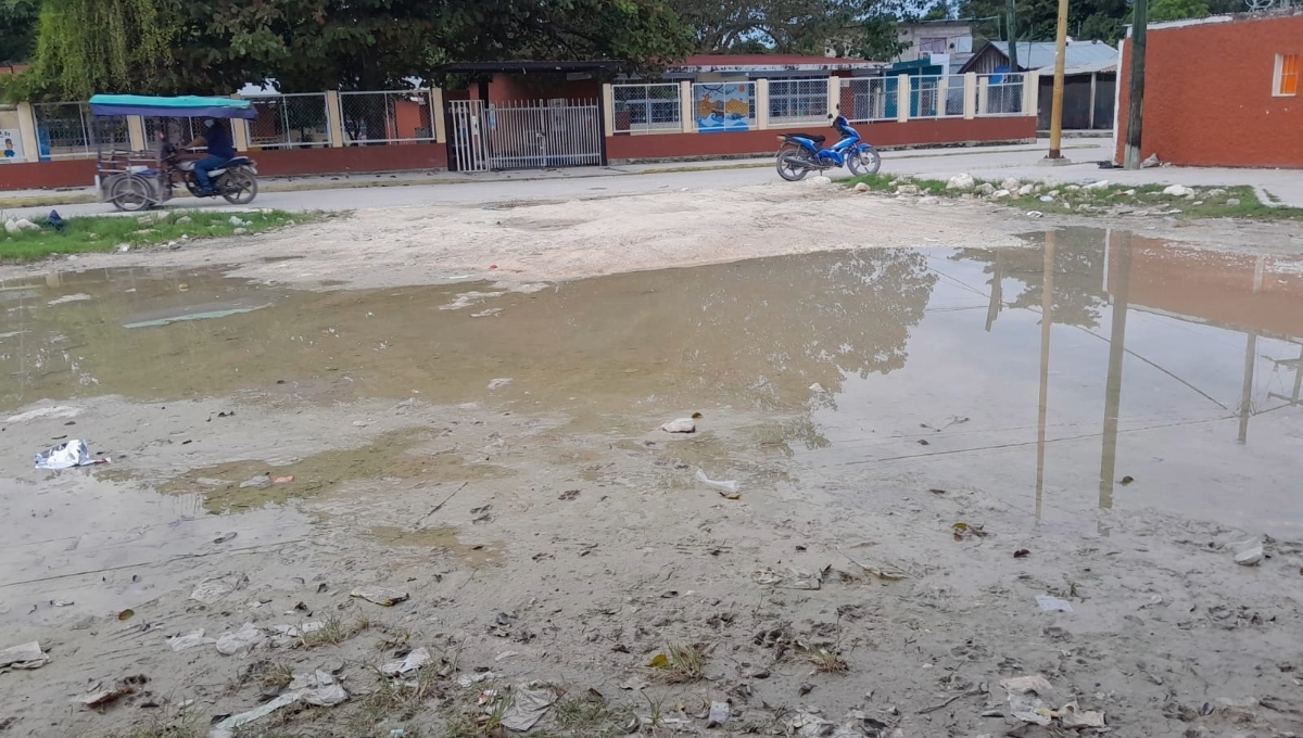 Escárcega: Surge laguna en una explanada entre dos escuelas