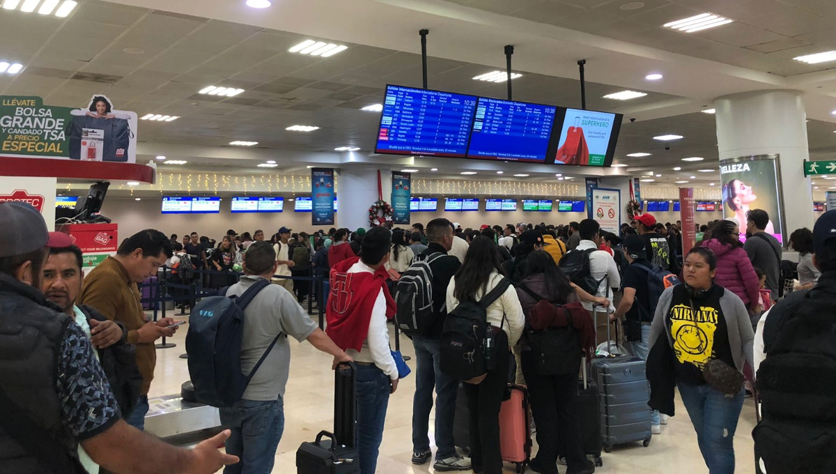 Aeropuerto de Cancún 'abarrotado' de viajeros que buscan disfrutar del Caribe Mexicano: VIDEO