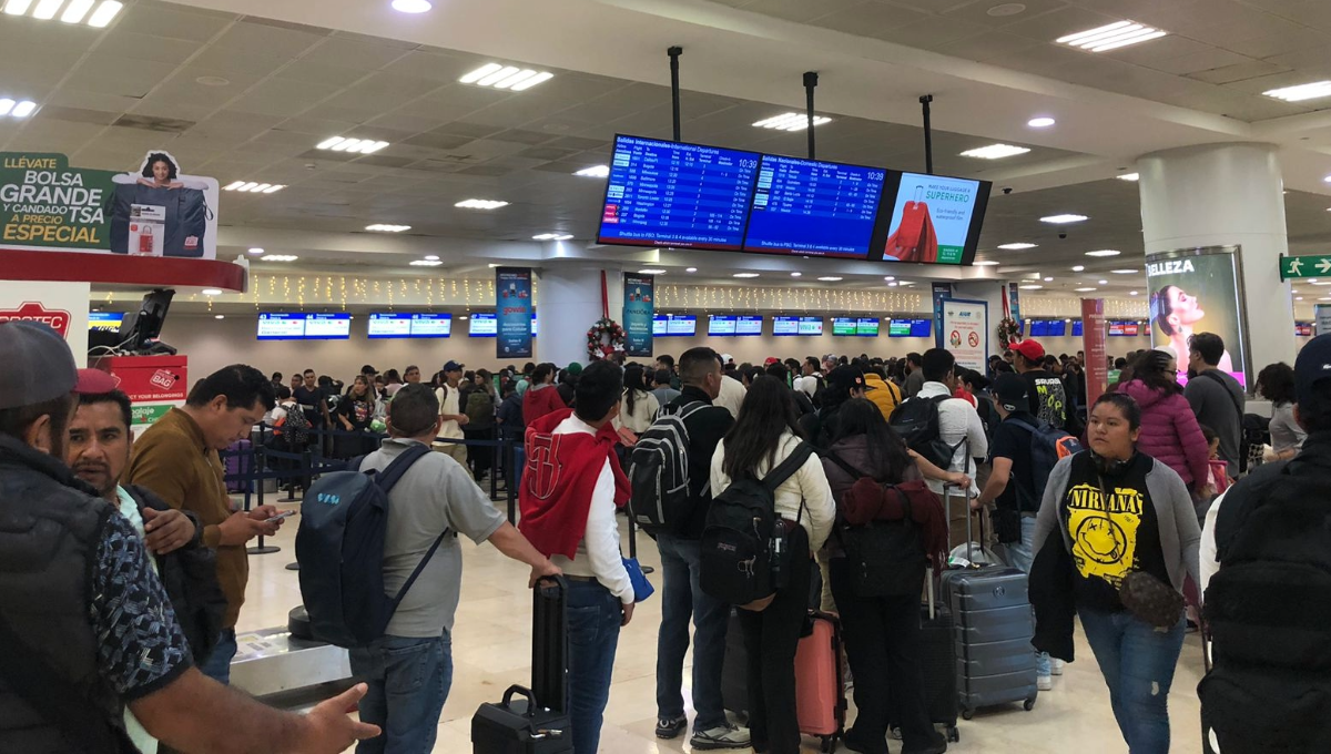 Con muchos turistas amaneció este domingo el aeropuerto de Cancún