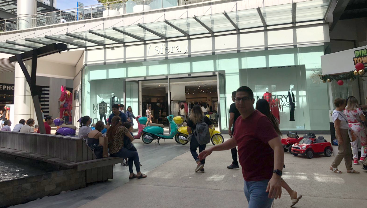 Compras navideñas atraen a familias a la Plaza Puerto Cancún: EN VIVO