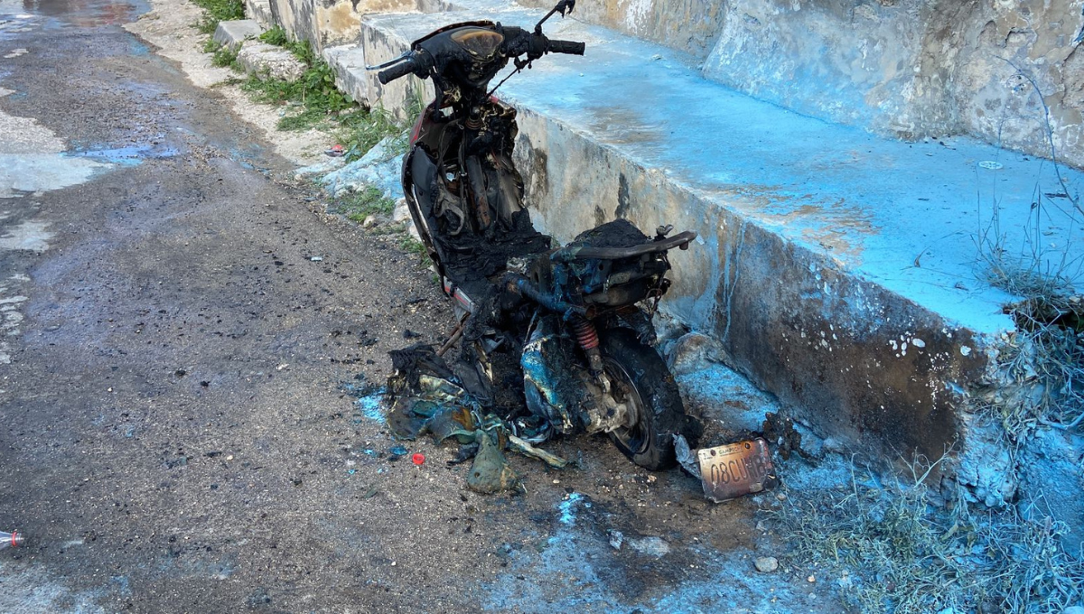Por un cortocircuito, motocicleta termina calcinada en Lerma, Campeche