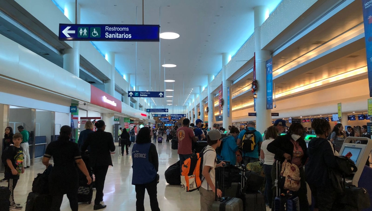 Turistas abarrotan el aeropuerto de Cancún en vísperas de la Navidad: VIDEO