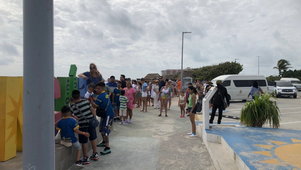 Playas de Cancún se llenan de visitantes horas antes de las fiestas decembrinas: EN VIVO