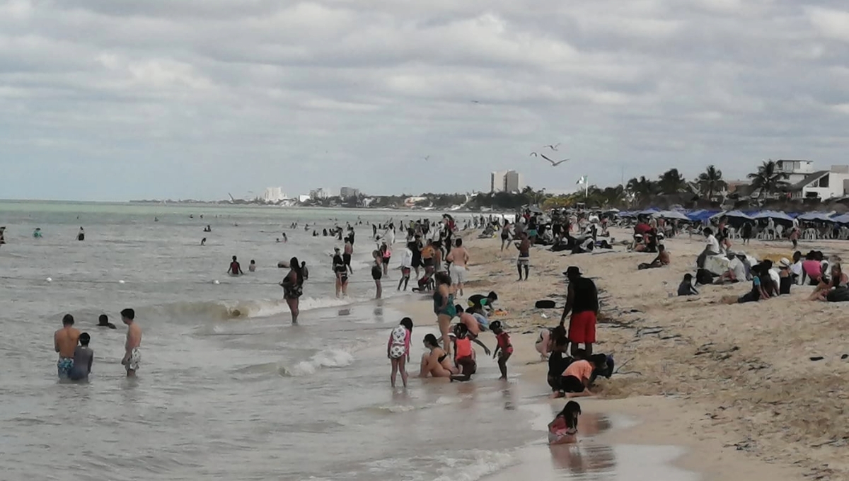 Turistas desbordan las playas de Progreso este 24 de diciembre: EN VIVO