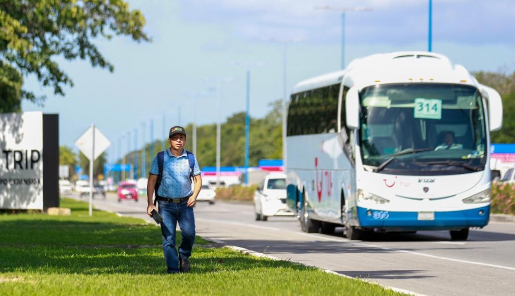 El oriundo de la ciudad de Puebla perdió el autobús que recorre las terminales del aeropuerto para recoger a pasajeros que viajarán en este transporte, por lo que tuvo que caminar.
