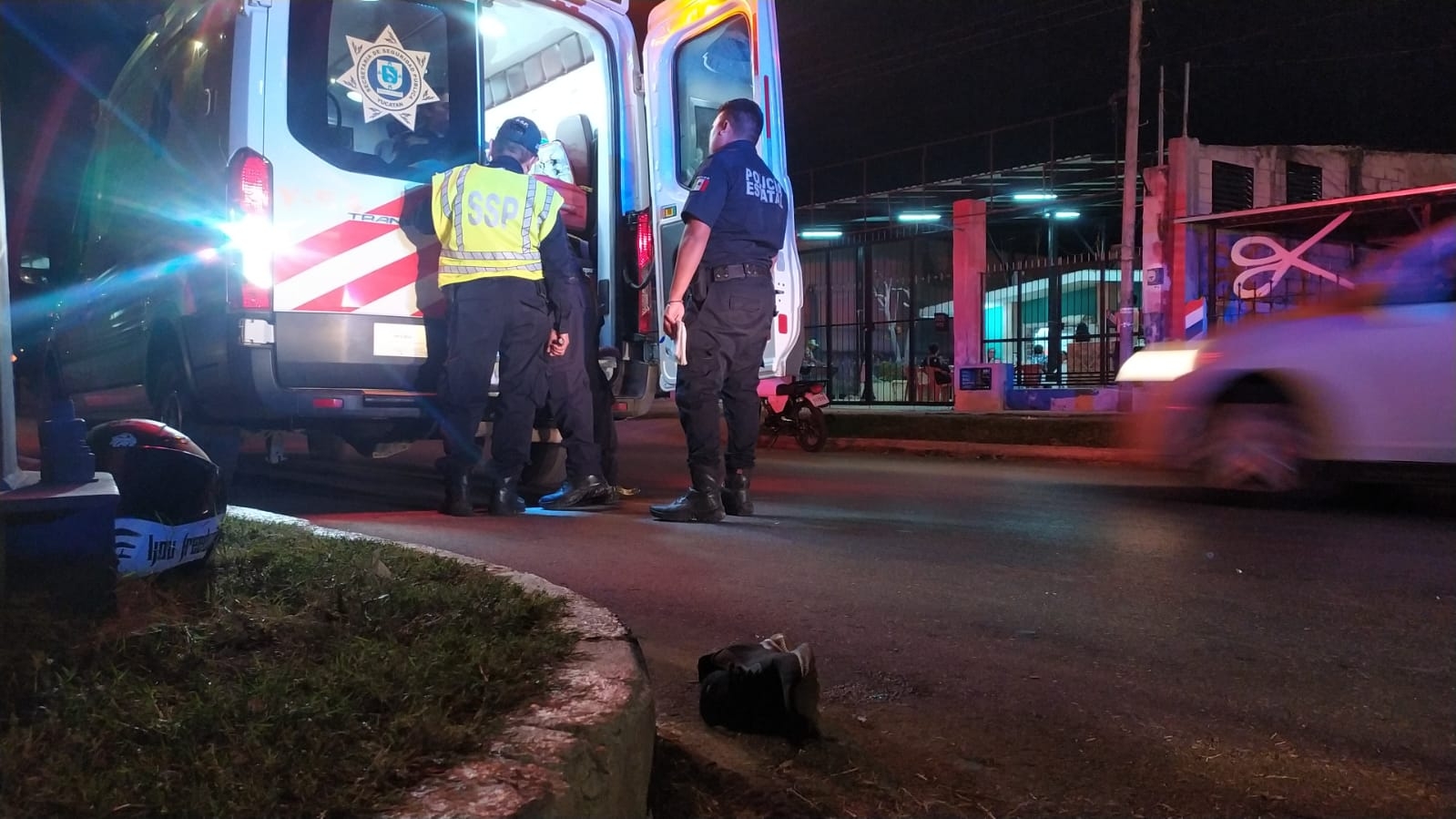 Motociclista termina con traumatismo craneoencefálico al chocar en Mérida
