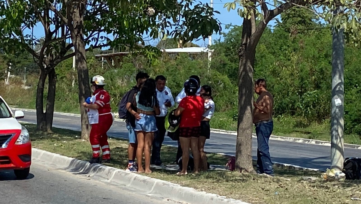 Juguete se atora en la llanta de una moto y provoca accidente en Campeche; hay una familia lesionada