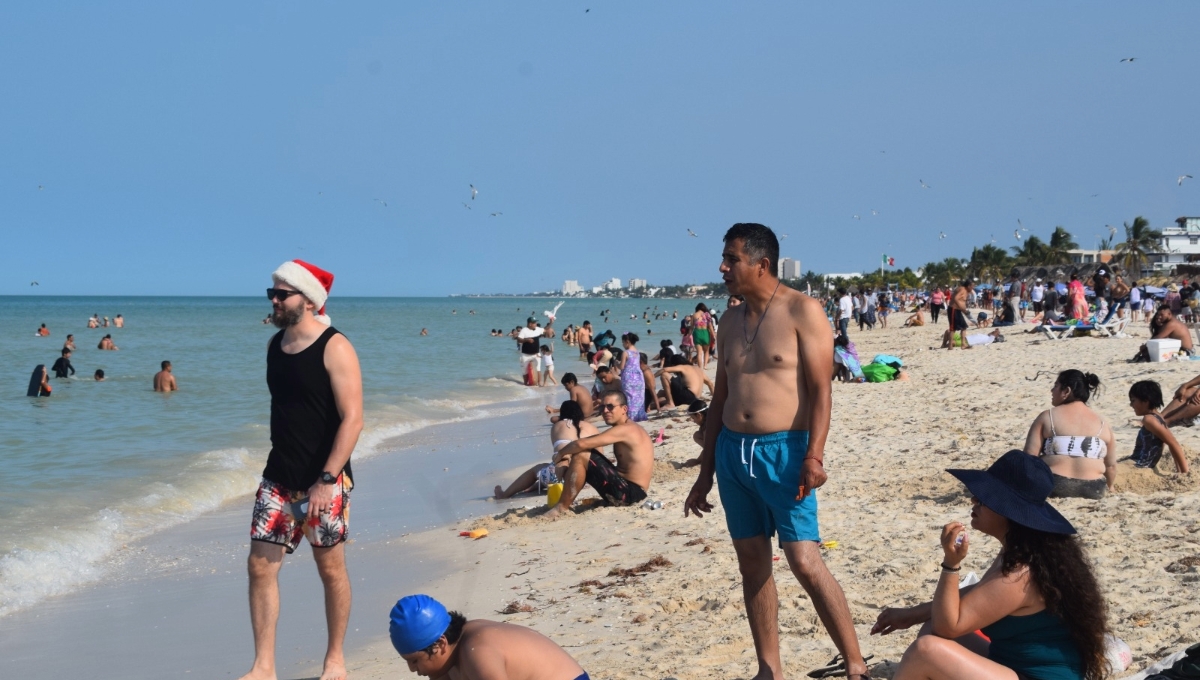 En Progreso, más de 30 mil bañistas disfrutan de la calurosa tarde de Navidad