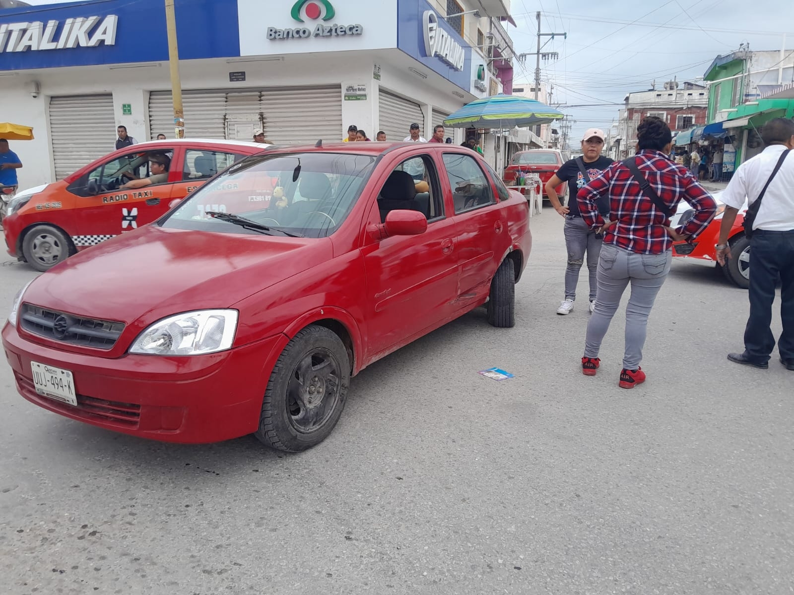 Chofer de una combi no respeta su alto y choca un automóvil en Escárcega, Campeche