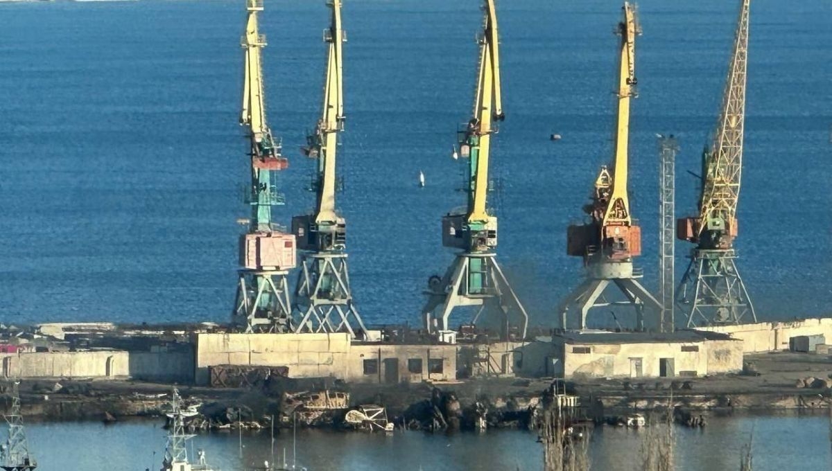 Ucrania informó que durante la madrugada de este martes destruyó el buque ruso Novocherkassk, atracado en el Mar Negro