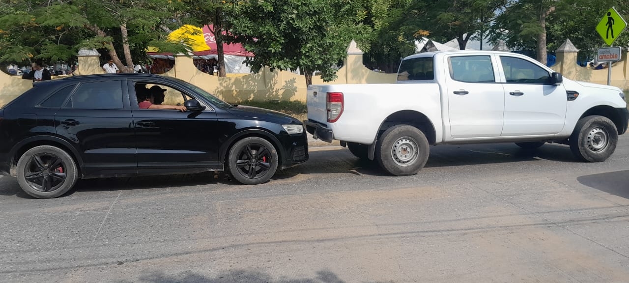 Conductor de una camioneta no guarda su distancia y provoca accidente en Campeche