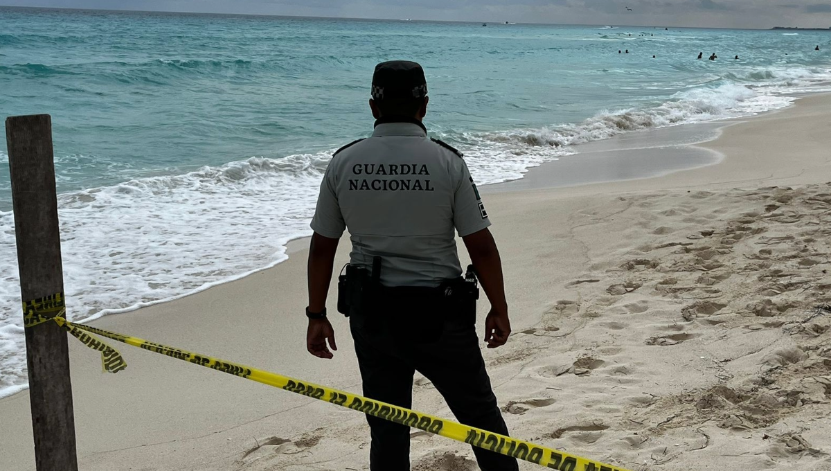 Hallan cadáver flotando en Playa San Miguelito en Cancún