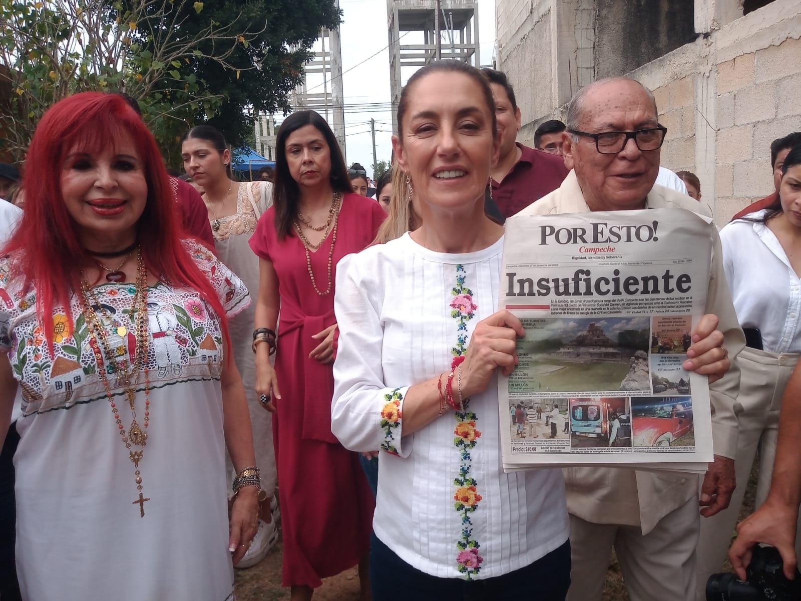 La precandidata Claudia Sheinbaum sostuvo un tomo de Campeche del periódico Por Esto!