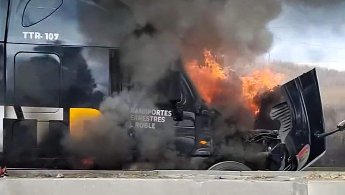 Fuego consume un tráiler en la autopista México-Querétaro: VIDEO