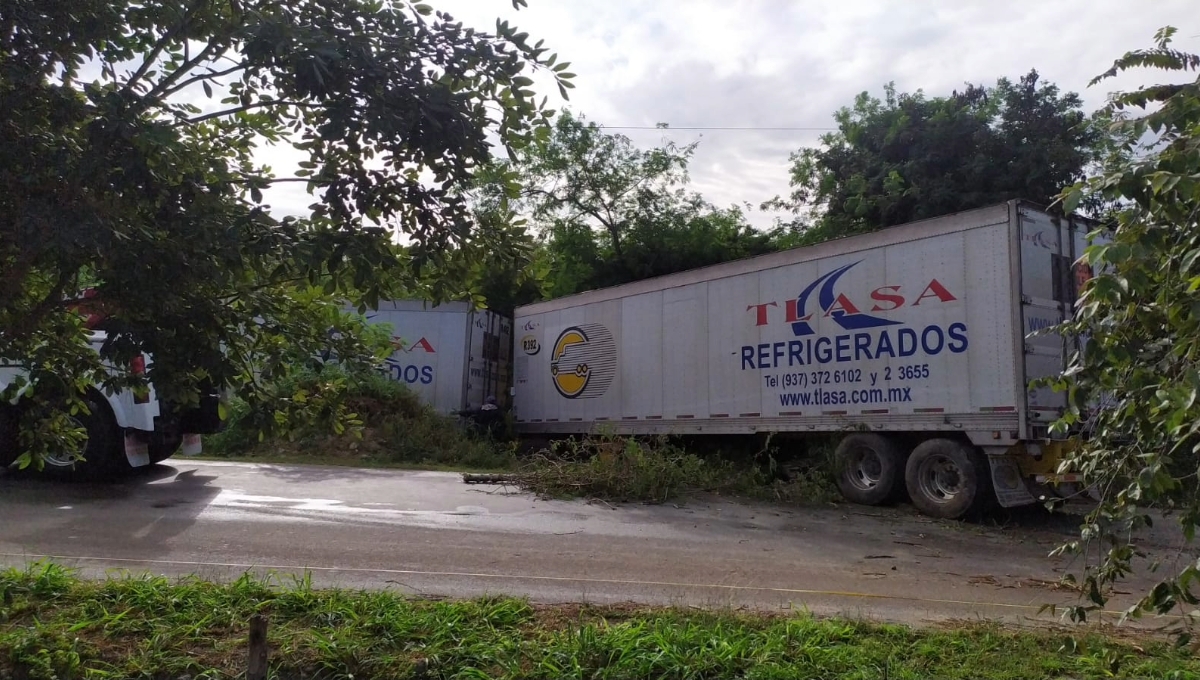 Trailero termina fuera del Periférico de Mérida luego de dormitar al volante