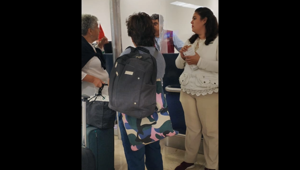 Mérida: Turistas de Querétaro exhiben abuso de VivaAerobus al cobrarles 950 pesos por una maleta