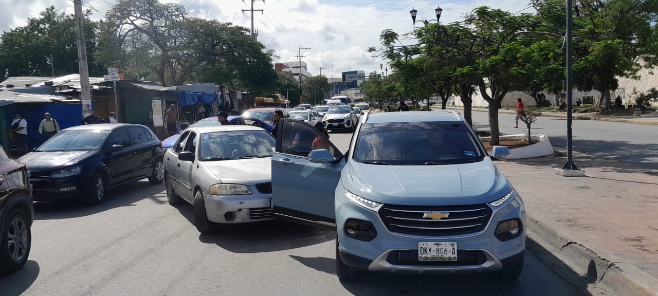 Automovilista no cede el paso y se impacta contra una camioneta en Campeche