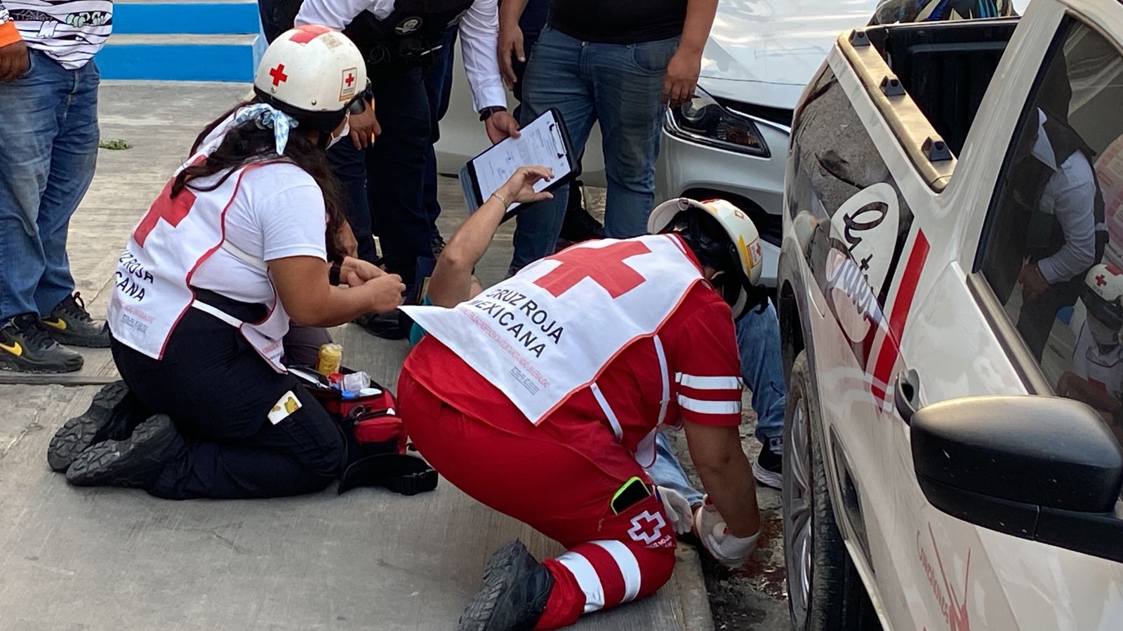 Motociclista recibe portazo de un automóvil y resulta lesionado en Campeche: VIDEO
