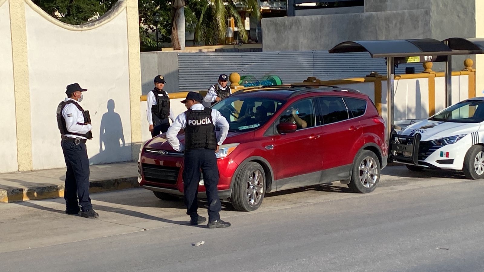 El auto fue llevado con todo y tripulantes a los patios de la Secretaria de Seguridad de Campeche