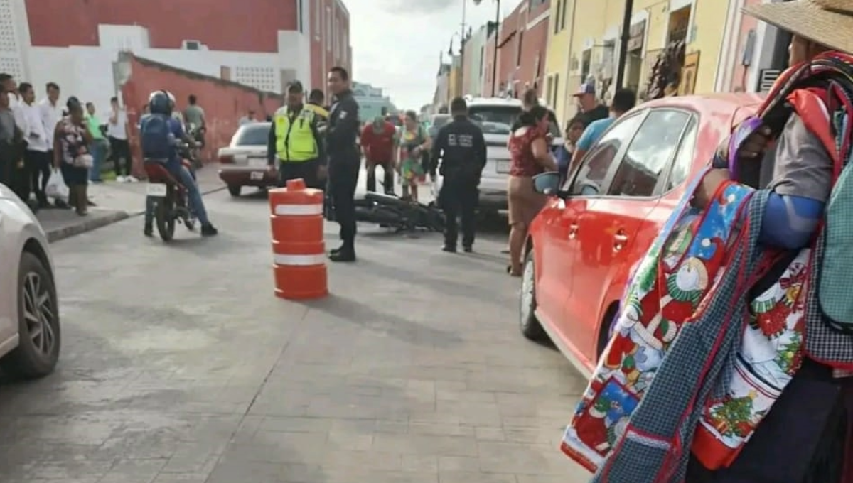 Motociclistas chocan contra una camioneta en Pueblo Mágico de Valladolid