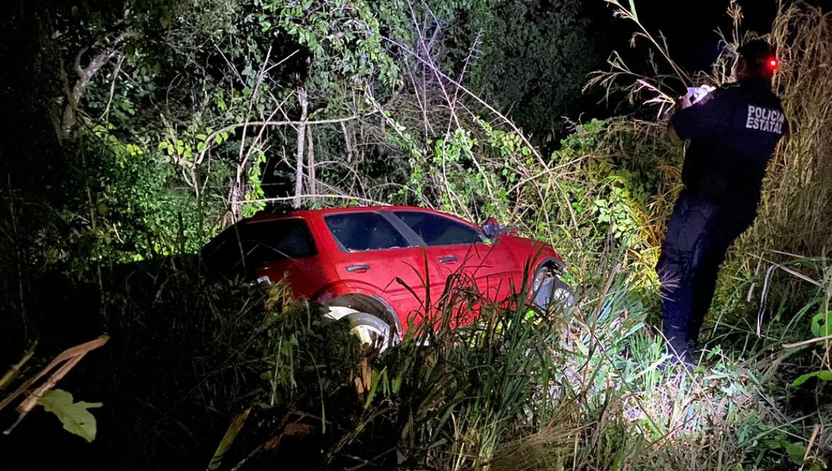 Automóvil se sale de la carretera al impactarse contra una vaca en la vía Tizimín-Colonia Yucatán