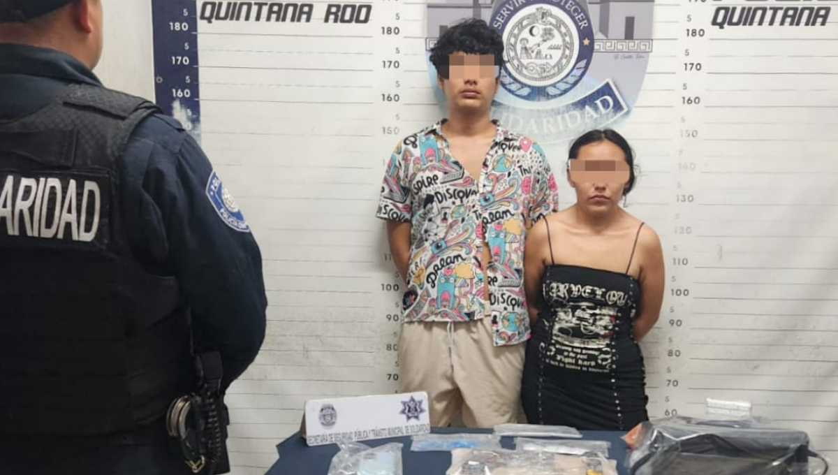 Detienen a dos jóvenes con un arma de fuego y drogas en Playa del Carmen